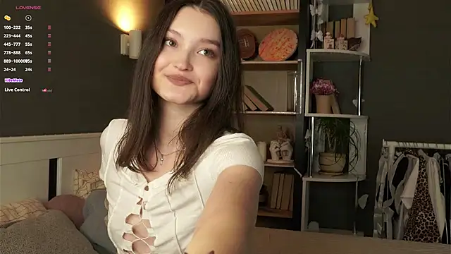 Snapshot of GussieGoold chatting on 8, 4, 2026 GussieGoold online show from 8, 4, 2026