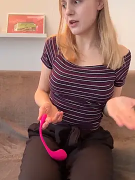 Snapshot of CutieLaura chatting on 25, 3, 2026 CutieLaura online show from 25, 3, 2026