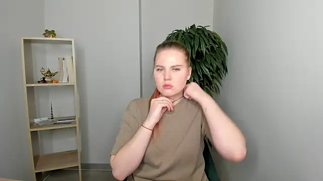 Snapshot of PaulinaBigley chatting on 5, 4, 2026 PaulinaBigley online show from 5, 4, 2026