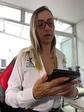 AlanaBrunetteX X online show from 16, 4, 2026