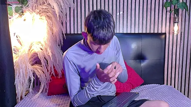 Snapshot of Tommy_Fox chatting on 8, 4, 2026 Tommy Fox online show from 8, 4, 2026