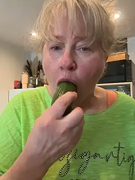 Tinchen Milf online show from 17, 4, 2026