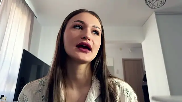 HallieHollo online show from 4, 4, 2026