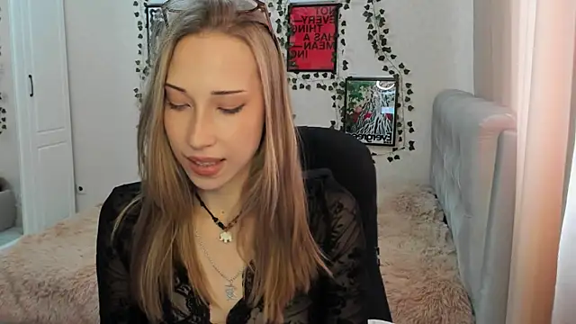 Snapshot of Emmarayder chatting on 9, 4, 2026 Emmarayder online show from 9, 4, 2026