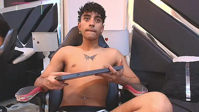 Snapshot of MiikeOthon chatting on 4, 4, 2026 MiikeOthon online show from 4, 4, 2026