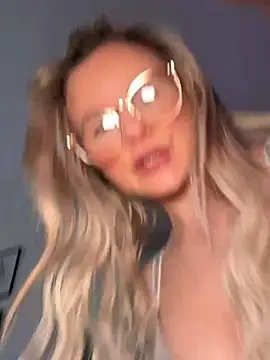 Snapshot of Shorty_Holly chatting on 22, 5, 2026 Shorty Holly online show from 22, 5, 2026