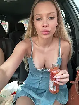 Snapshot of Girl-Mia chatting on 26, 4, 2026 Girl-Mia online show from 26, 4, 2026