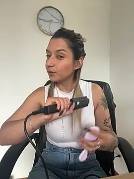 Snapshot of Isabella_varella- chatting on 6, 4, 2026 Isabella varella- online show from 6, 4, 2026