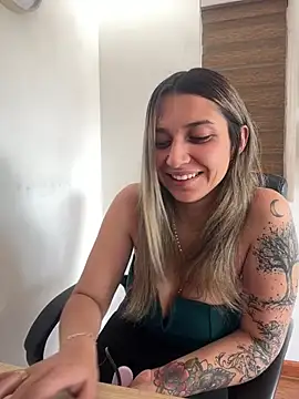 Snapshot of Isabella_varella- chatting on 6, 5, 2026 Isabella varella- online show from 6, 5, 2026
