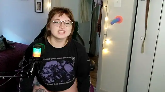 Snapshot of quinniecat chatting on 8, 4, 2026 quinniecat online show from 8, 4, 2026
