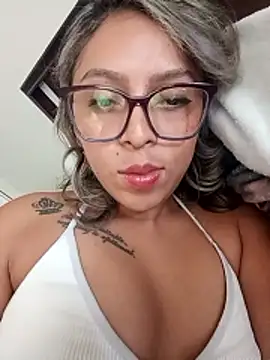 AuraDivine online show from 5, 4, 2026