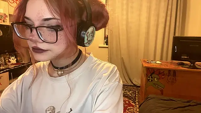 Snapshot of RedHeadCat chatting on 30, 4, 2026 RedHeadCat online show from 30, 4, 2026