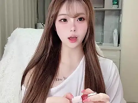 Snapshot of xiaoyugan_cute chatting on 6, 4, 2026 xiaoyugan cute online show from 6, 4, 2026