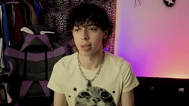 Snapshot of Otter_Moon chatting on 4, 7, 2026 Otter Moon online show from 4, 7, 2026