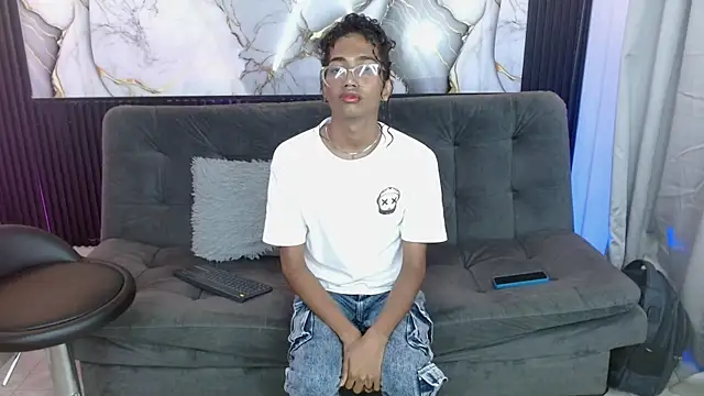 triiangel latinboy online show from 11, 4, 2026