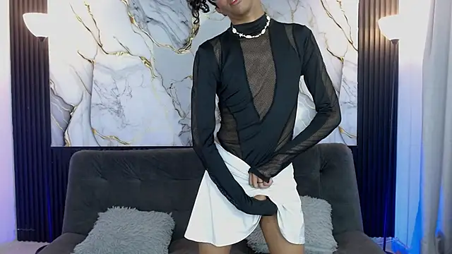 triiangel latinboy online show from 17, 4, 2026