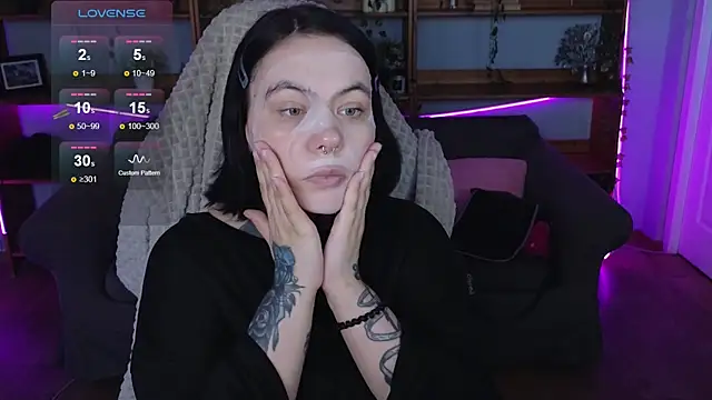 Snapshot of QwertyAnnie_Lbo chatting on 11, 4, 2026 QwertyAnnie Lbo online show from 11, 4, 2026