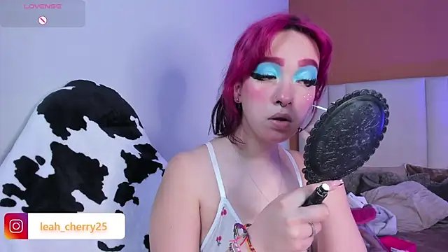 Snapshot of Leah_cherry chatting on 7, 5, 2026 Leah cherry online show from 7, 5, 2026