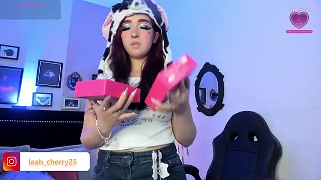 Snapshot of Leah_cherry chatting on 22, 5, 2026 Leah cherry online show from 22, 5, 2026