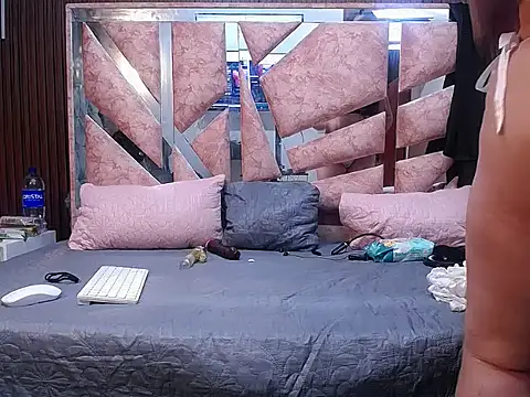 scarletjonescl202 online show from 15, 4, 2026