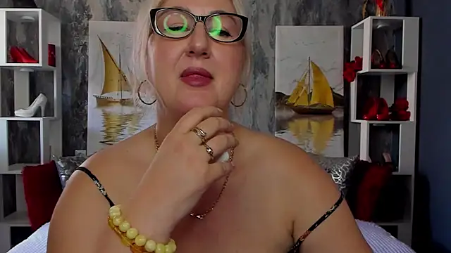 Snapshot of DianaFrances chatting on 8, 5, 2026 DianaFrances online show from 8, 5, 2026