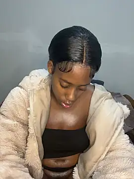 Snapshot of petite_bee chatting on 6, 7, 2026 petite bee online show from 6, 7, 2026
