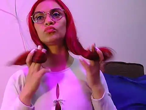 Snapshot of tinny_emiily chatting on 29, 4, 2026 tinny emiily online show from 29, 4, 2026
