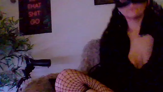 Snapshot of shyhornymommy chatting on 16, 4, 2026 shyhornymommy online show from 16, 4, 2026