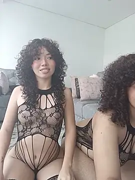Chloe and Violeta online show from 25, 7, 2026
