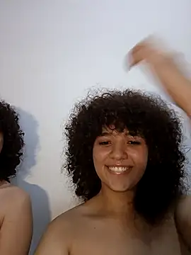 Chloe and Violeta online show from 27, 7, 2026