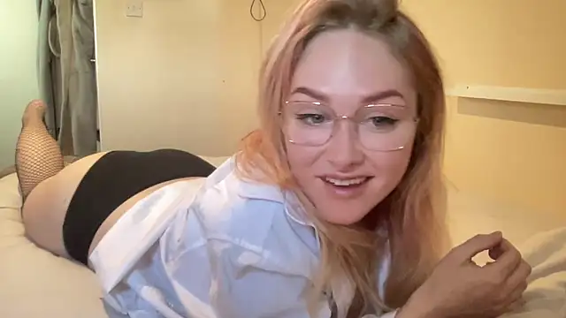 Snapshot of x-aural-x chatting on 21, 4, 2026 x-aural-x online show from 21, 4, 2026