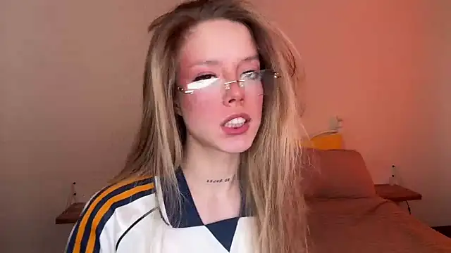 Snapshot of Catrinee chatting on 7, 6, 2026 Catrinee online show from 7, 6, 2026