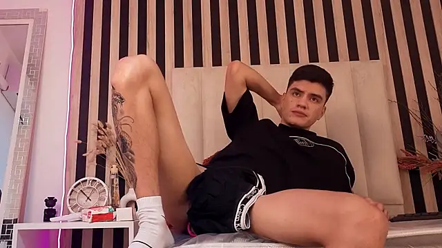 Snapshot of LeoTease chatting on 17, 5, 2026 LeoTease online show from 17, 5, 2026