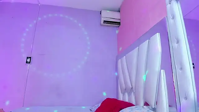 Snapshot of kiara_sexyhot chatting on 4, 7, 2026 kiara sexyhot online show from 4, 7, 2026