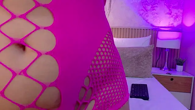 Darcy glow  online show from 25, 4, 2026
