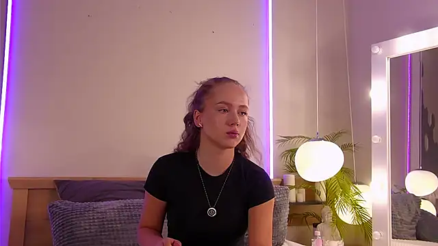 Snapshot of Emi_Sterling chatting on 22, 4, 2026 Emi Sterling online show from 22, 4, 2026