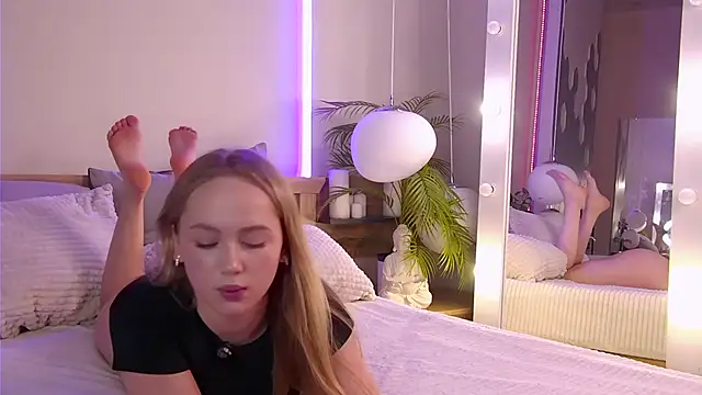 Snapshot of Emi_Sterling chatting on 25, 4, 2026 Emi Sterling online show from 25, 4, 2026