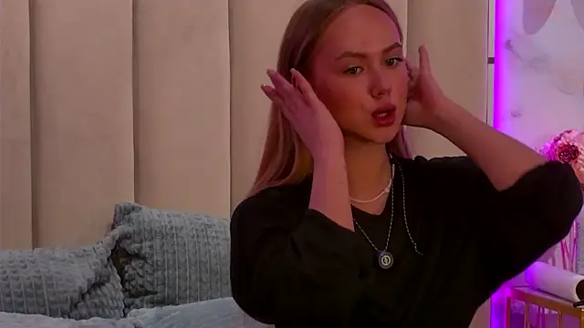 Snapshot of Emi_Sterling chatting on 18, 5, 2026 Emi Sterling online show from 18, 5, 2026