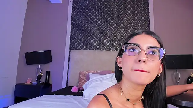 Larissa Luna online show from 3, 6, 2026