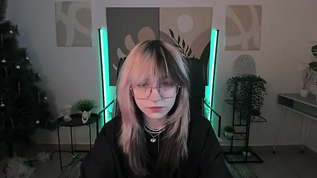 Snapshot of NyxCalderra chatting on 7, 5, 2026 NyxCalderra online show from 7, 5, 2026
