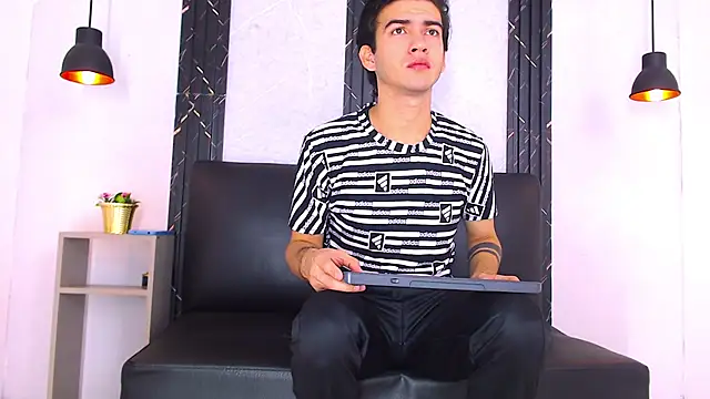 Snapshot of Feiccer_Castquer chatting on 27, 4, 2026 Feiccer Castquer online show from 27, 4, 2026