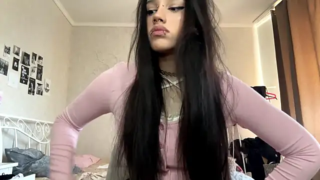 Snapshot of LouisePavlides chatting on 4, 5, 2026 LouisePavlides online show from 4, 5, 2026