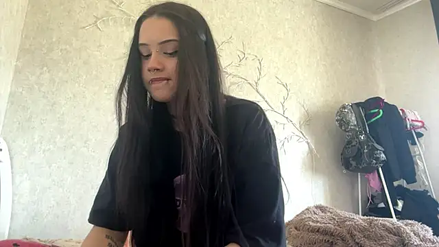 Snapshot of LouisePavlides chatting on 27, 5, 2026 LouisePavlides online show from 27, 5, 2026