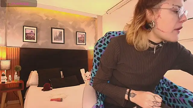Snapshot of Rossiee_huntt chatting on 19, 5, 2026 Rossiee huntt online show from 19, 5, 2026