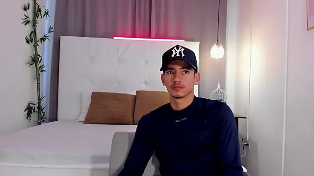Snapshot of Alejo-and-Thiago chatting on 24, 7, 2026 Alejo-and-Thiago online show from 24, 7, 2026