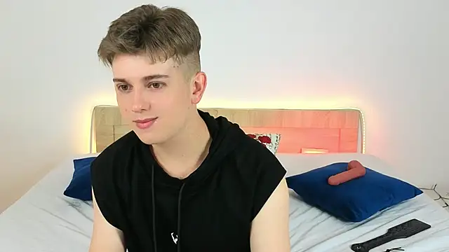 Snapshot of Miless_Cooper chatting on 18, 6, 2026 Miless Cooper online show from 18, 6, 2026