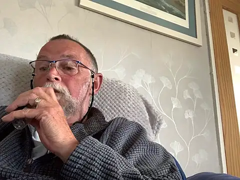 Snapshot of Moonraker64 chatting on 4, 5, 2026 Moonraker64 online show from 4, 5, 2026