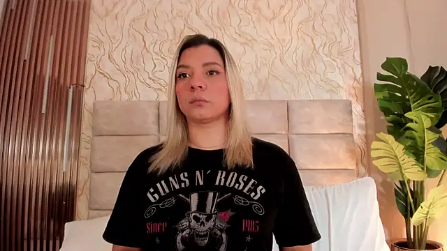 GinaSalanne online show from 8, 6, 2026