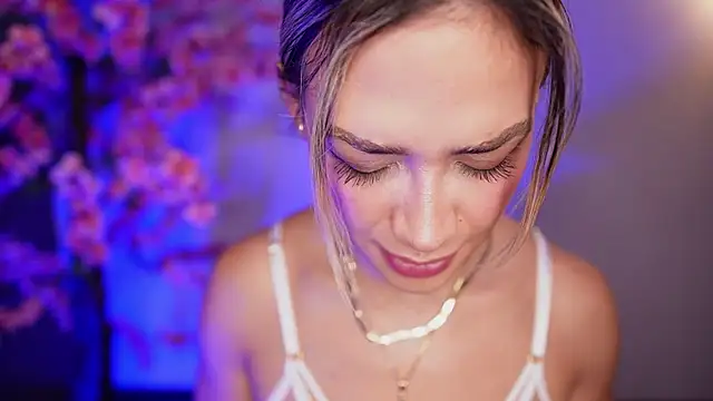 Snapshot of R4-V3N chatting on 4, 1, 2025 R4-V3N online show from 4, 1, 2025