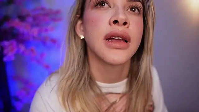 Snapshot of R4-V3N chatting on 12, 1, 2025 R4-V3N online show from 12, 1, 2025